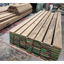 Postes y estacas de madera tratadas en autoclave
